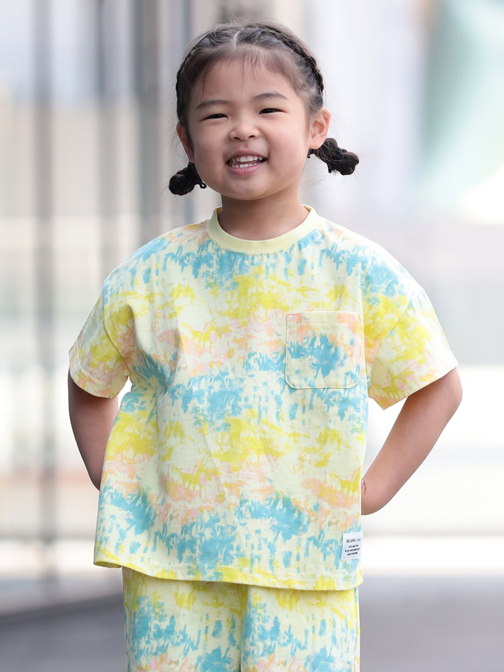 その他のサロペット/オーバーオールを着用したキッズの夏コーディネートの4枚目の写真