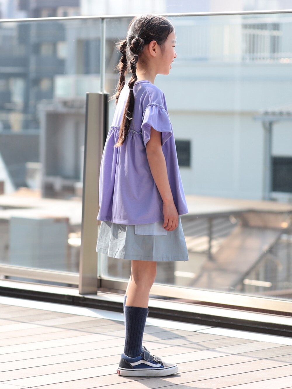 パープル系のTシャツ/カットソー、ブルー系のスカートを着用したキッズの夏コーディネートの3枚目の写真