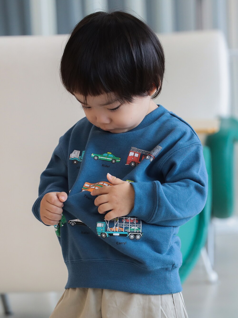 ブルー系のブルゾン、ブルー系のスウェット、ベージュ系のその他パンツを着用したキッズの秋コーディネートの6枚目の写真