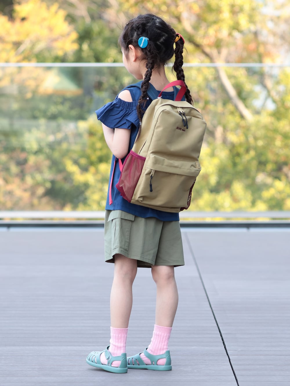 グリーン系のその他パンツ、ブルー系のTシャツ/カットソー、ベージュ系のバックパック/リュックを着用したキッズの春コーディネートの2枚目の写真