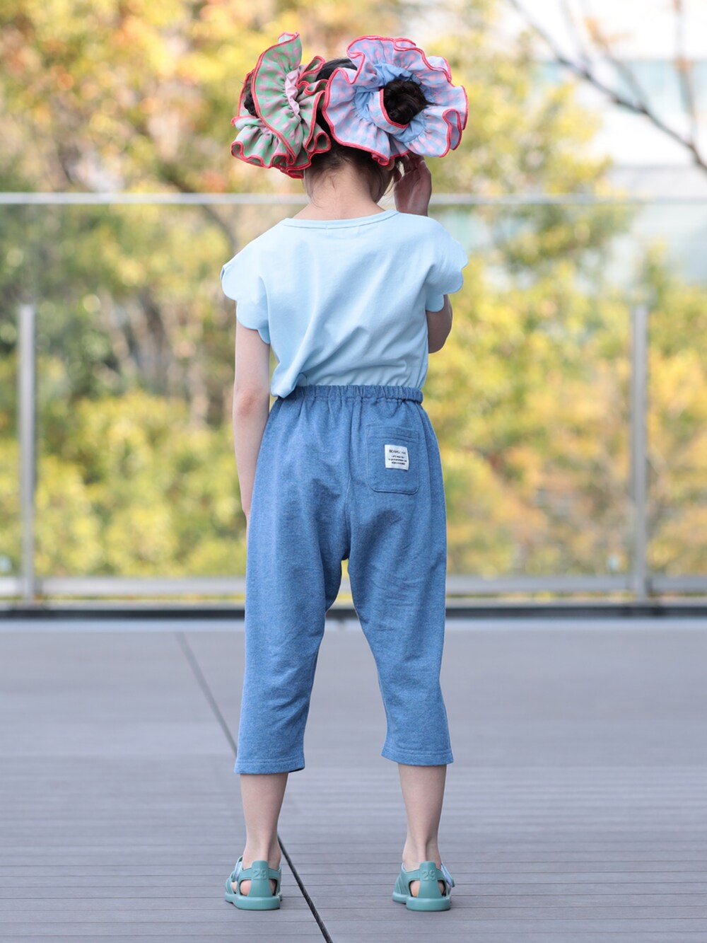 ブルー系のTシャツ/カットソー、ブルー系のその他パンツを着用したキッズの夏コーディネートの4枚目の写真