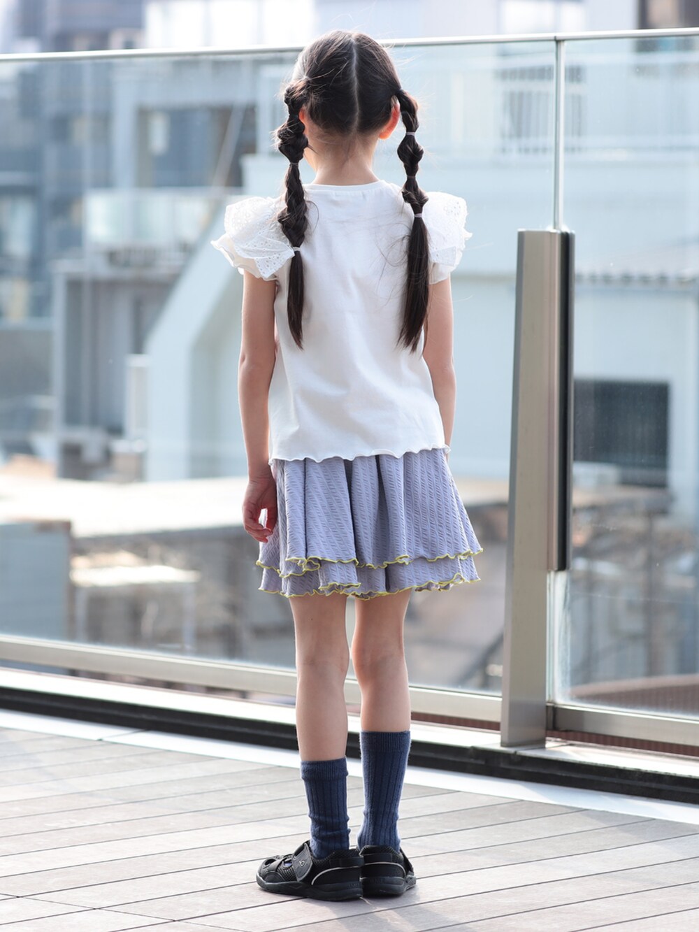 ホワイト系のTシャツ/カットソー、パープル系のスカートを着用したキッズの夏コーディネートの2枚目の写真
