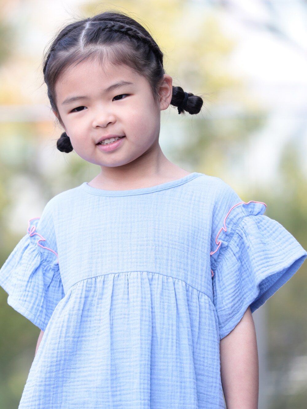ブルー系のワンピースを着用したキッズの夏コーディネートの2枚目の写真