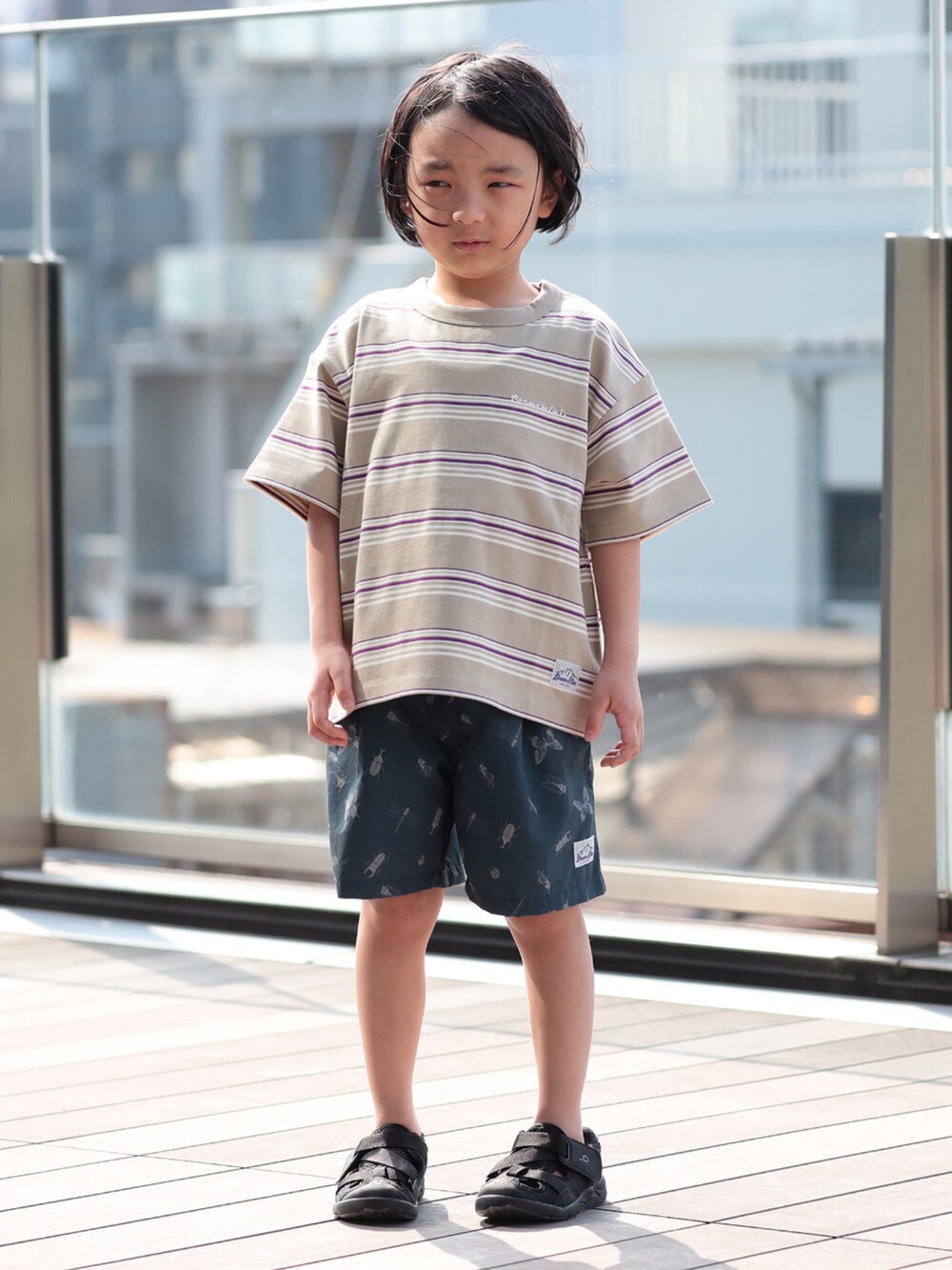ベージュ系のTシャツ/カットソー、ブルー系のその他パンツを着用したキッズの夏コーディネートの2枚目の写真