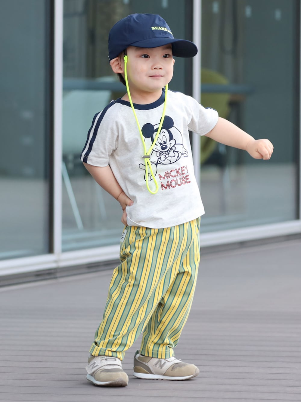 ホワイト系のTシャツ/カットソー、イエロー系のその他パンツ、ブルー系のキャップを着用したキッズの春コーディネートの3枚目の写真