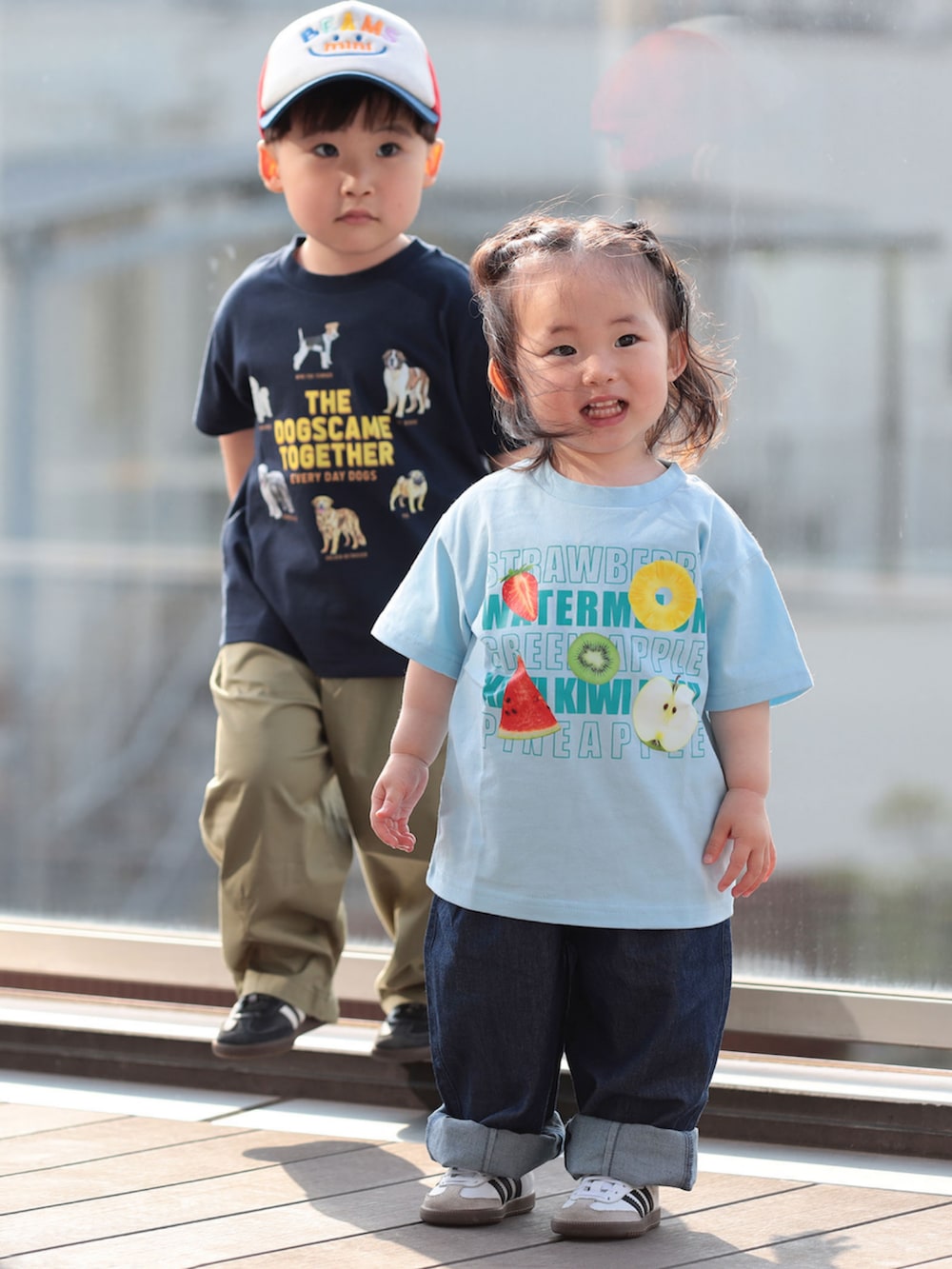ブルー系のTシャツ/カットソー、グリーン系のその他パンツ、ブルー系のTシャツ/カットソーを着用したキッズの夏コーディネートの2枚目の写真