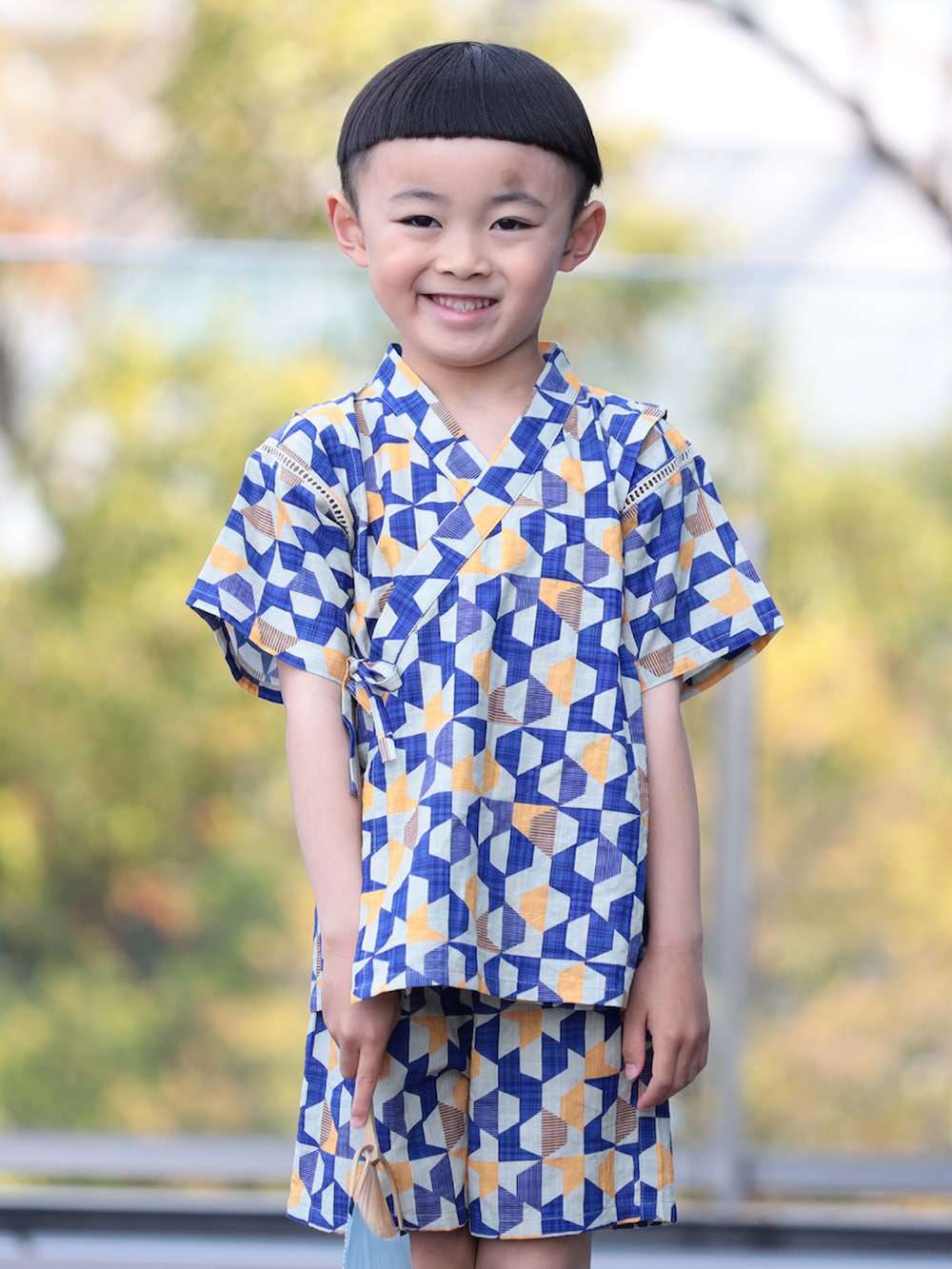 ブルー系の浴衣を着用したキッズの夏コーディネートの2枚目の写真