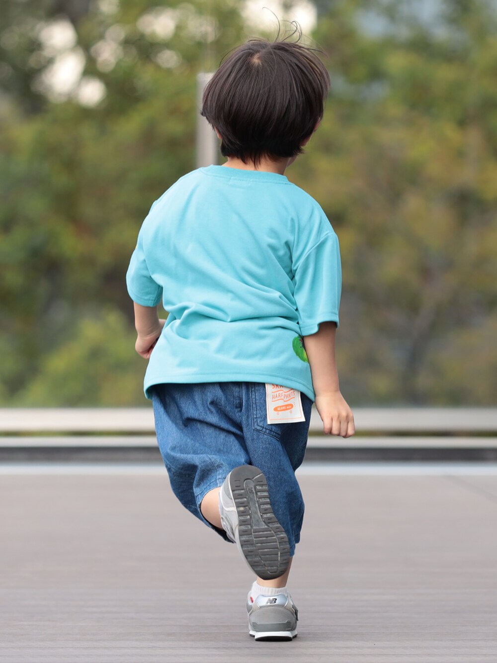 ブルー系のその他パンツ、ブルー系のTシャツ/カットソーを着用したキッズの春コーディネートの4枚目の写真