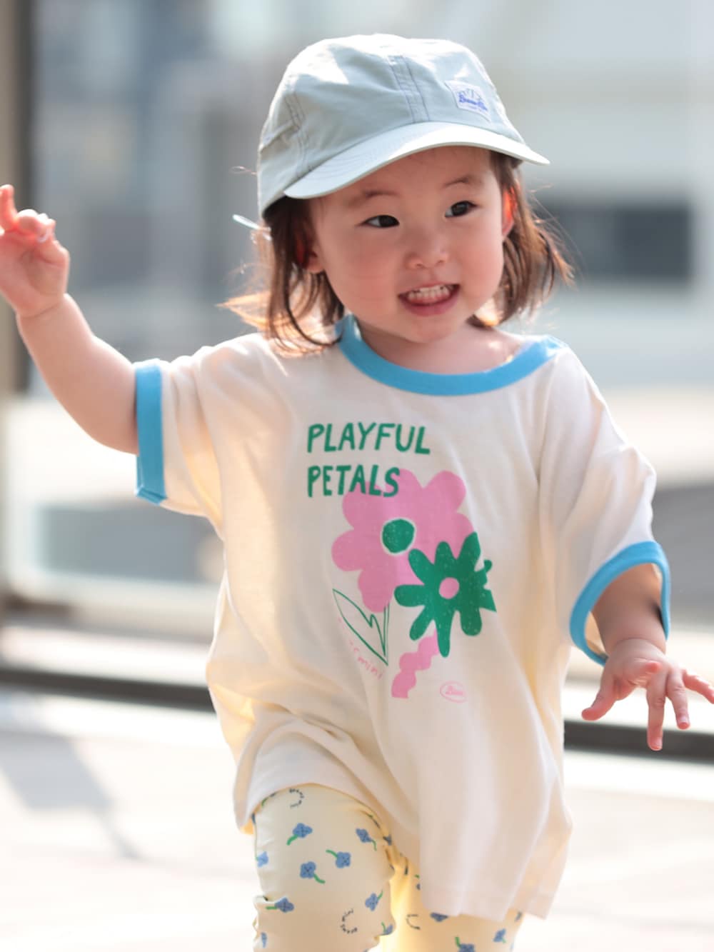ホワイト系のTシャツ/カットソー、ベージュ系のその他パンツ、グリーン系のキャップを着用したキッズの春コーディネートの3枚目の写真