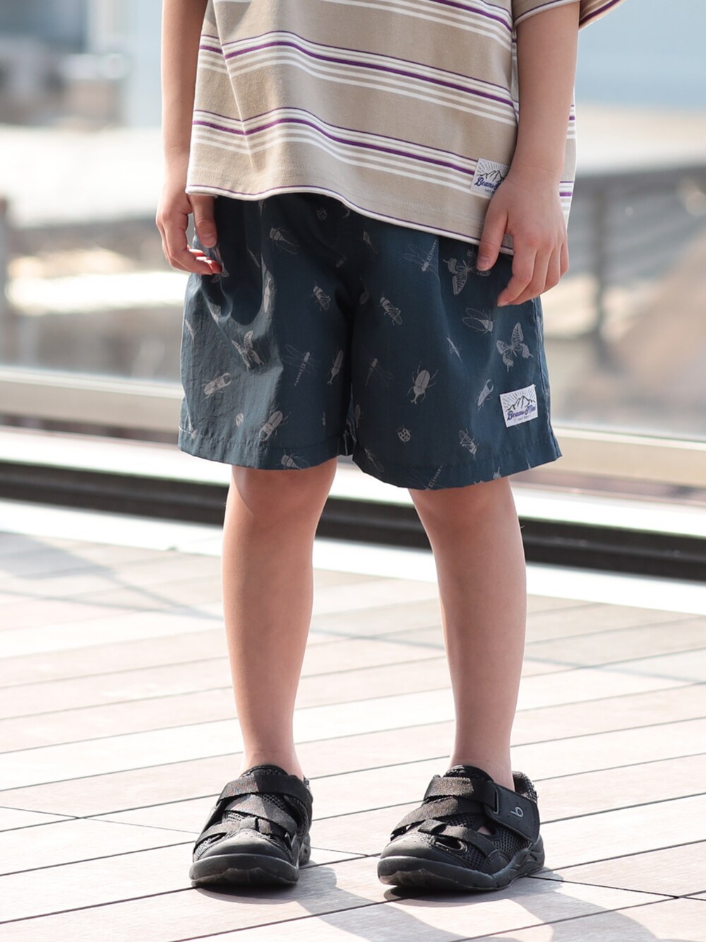 ベージュ系のTシャツ/カットソー、ブルー系のその他パンツを着用したキッズの夏コーディネートの3枚目の写真