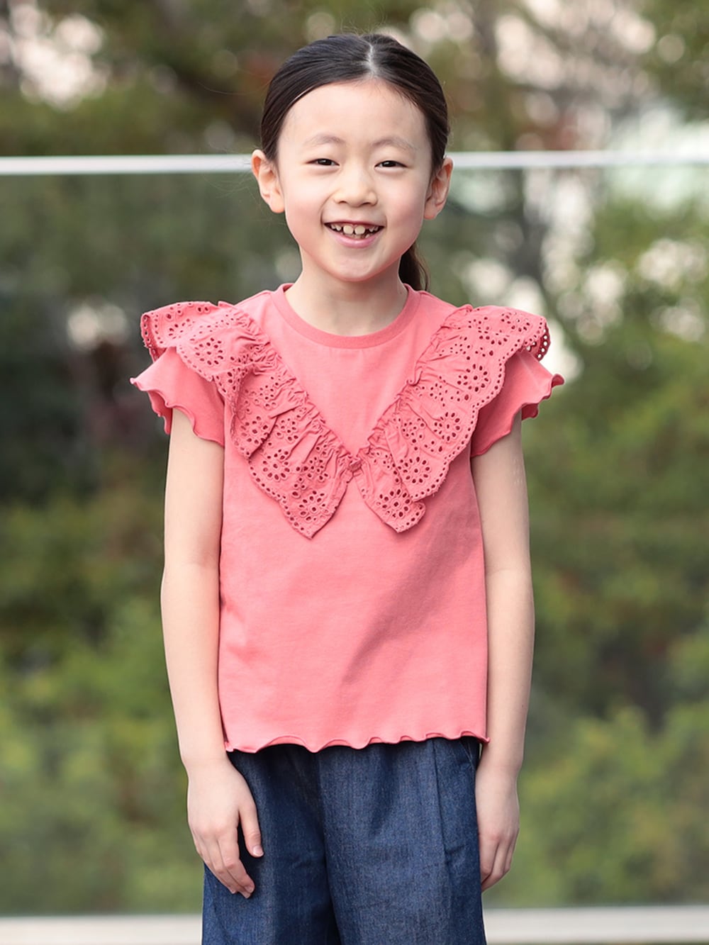 ブルー系のその他パンツ、レッド系のTシャツ/カットソーを着用したキッズの夏コーディネートの2枚目の写真