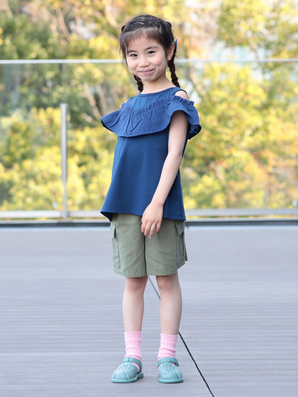 グリーン系のその他パンツ、ブルー系のTシャツ/カットソー、ベージュ系のバックパック/リュックを着用したキッズの春コーディネートの4枚目の写真