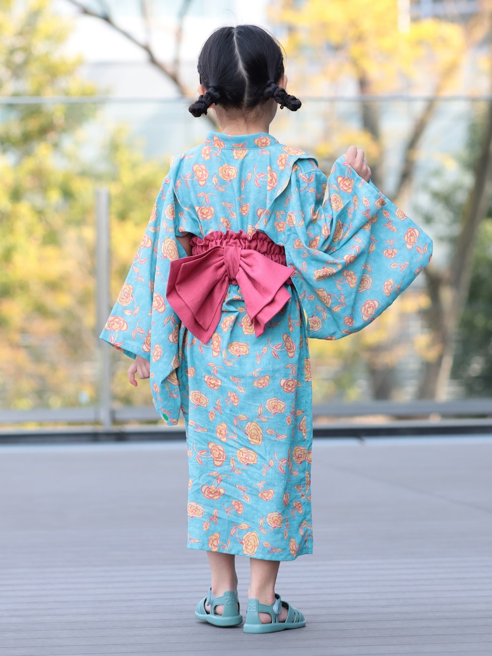 ブルー系の浴衣を着用したキッズの春コーディネートの3枚目の写真