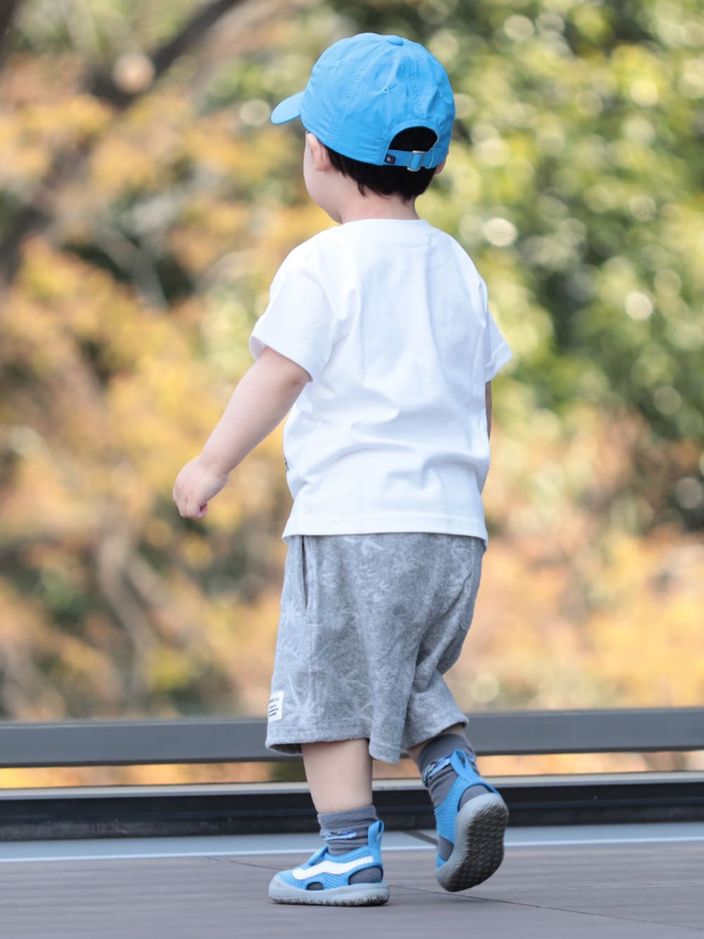 ホワイト系のTシャツ/カットソー、グレー系のその他パンツ、ブルー系のハットを着用したキッズの春コーディネートの3枚目の写真
