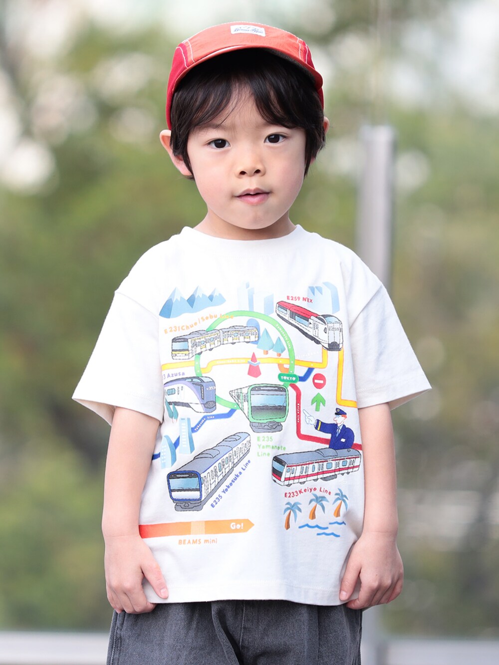ホワイト系のTシャツ/カットソー、グレー系のデニムパンツ、ベージュ系のキャップを着用したキッズの夏コーディネートの2枚目の写真