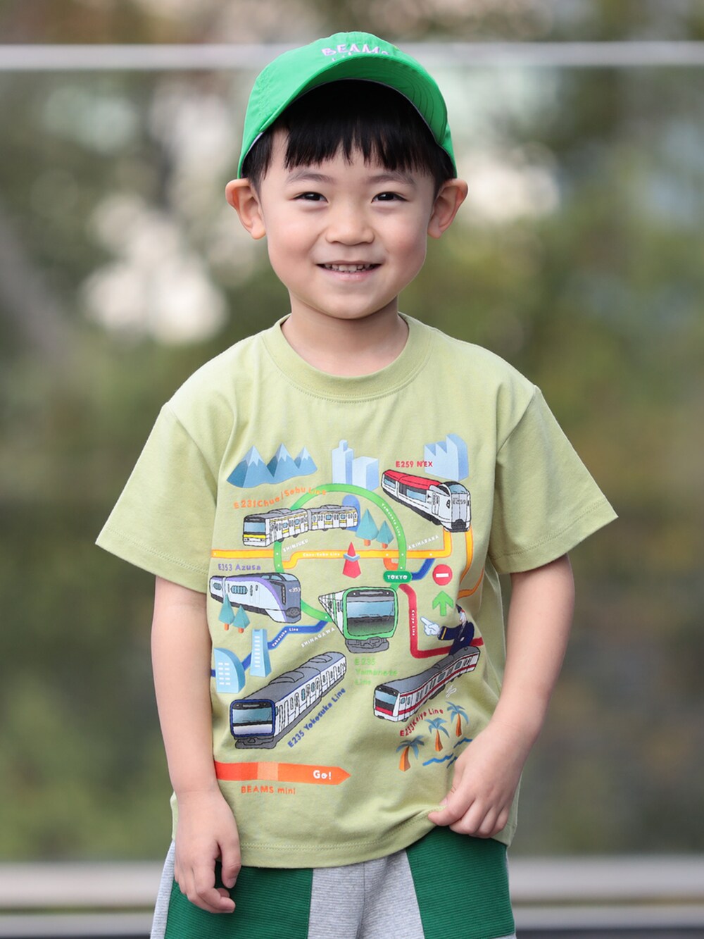 グリーン系のTシャツ/カットソー、グレー系のその他パンツ、グリーン系のキャップを着用したキッズの夏コーディネートの2枚目の写真