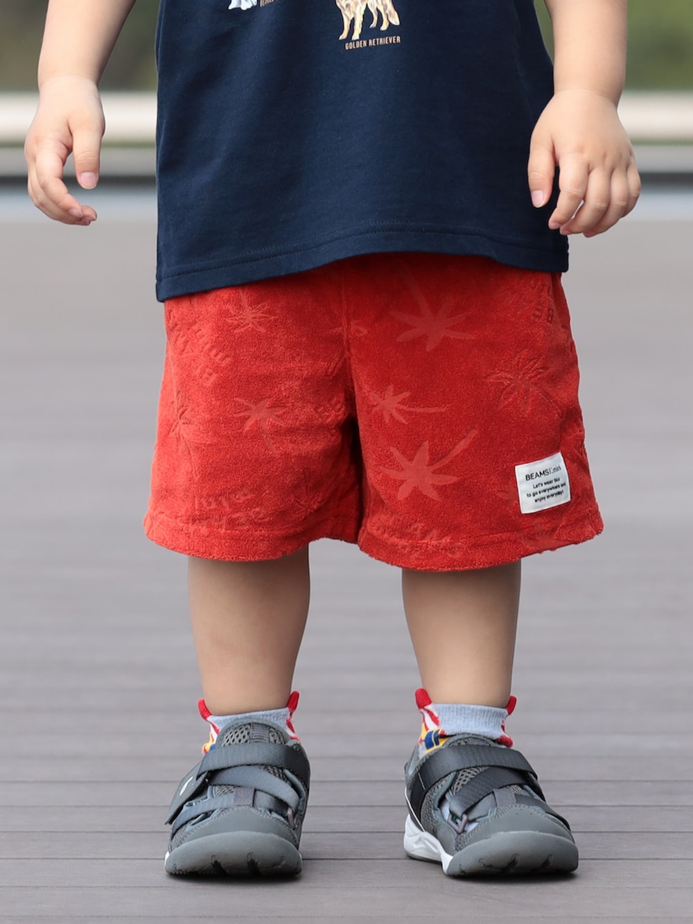 ブルー系のTシャツ/カットソー、オレンジ系のその他パンツ、グレー系のキャップを着用したキッズの夏コーディネートの3枚目の写真