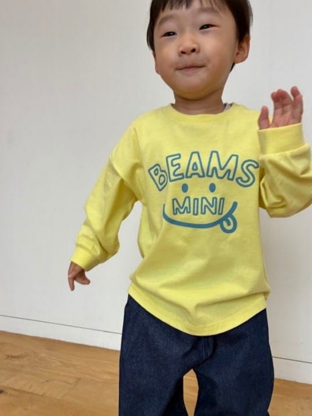 イエロー系のTシャツ/カットソー、ブルー系のその他パンツを着用したキッズの夏コーディネートの2枚目の写真