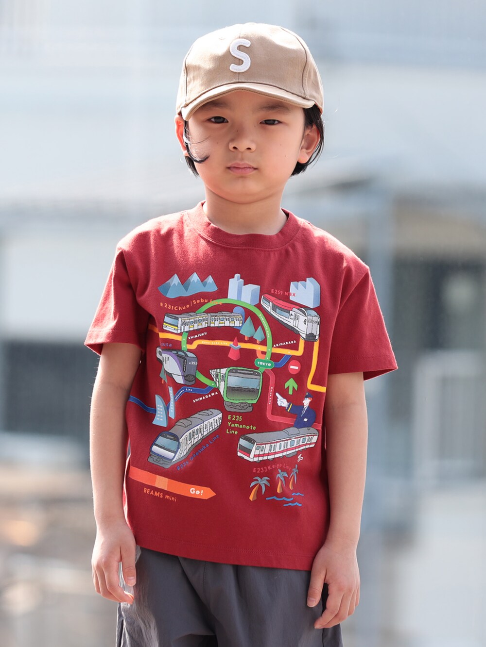 レッド系のTシャツ/カットソー、グレー系のその他パンツ、ベージュ系のキャップを着用したキッズの夏コーディネートの4枚目の写真