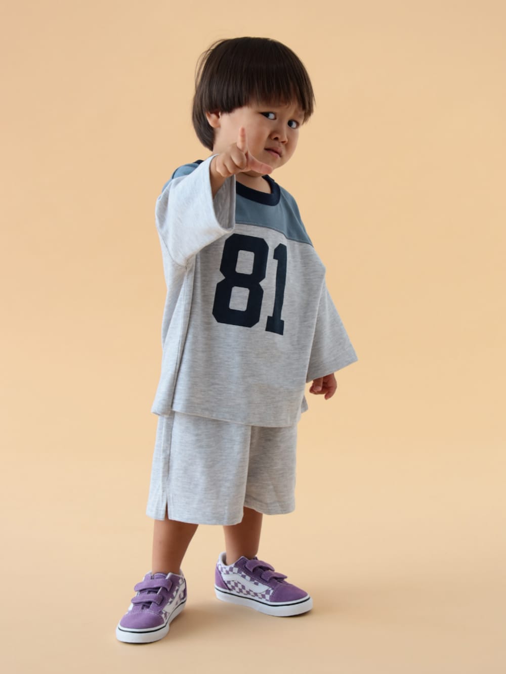 グレー系のTシャツ/カットソーを着用したキッズの夏コーディネートの2枚目の写真