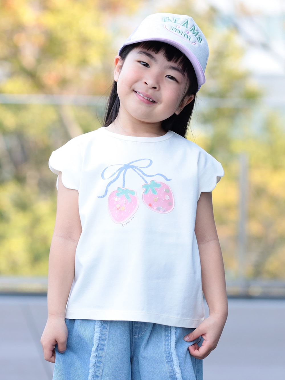 ブルー系のその他パンツ、ホワイト系のTシャツ/カットソー、パープル系のキャップを着用したキッズの春コーディネートの3枚目の写真