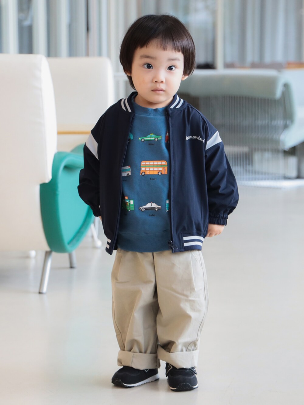 ブルー系のブルゾン、ブルー系のスウェット、ベージュ系のその他パンツを着用したキッズの秋コーディネートの2枚目の写真