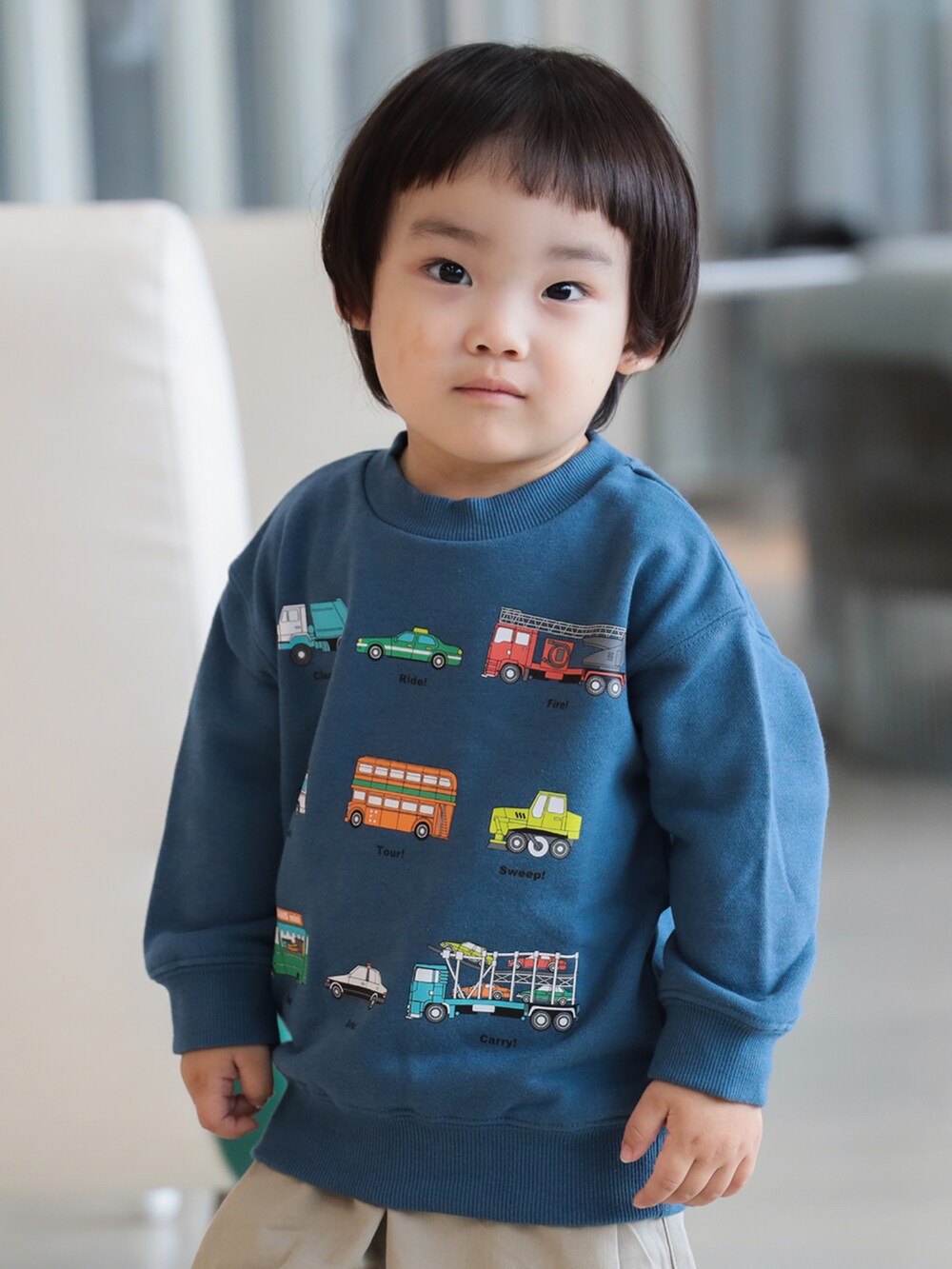 ブルー系のブルゾン、ブルー系のスウェット、ベージュ系のその他パンツを着用したキッズの秋コーディネートの5枚目の写真