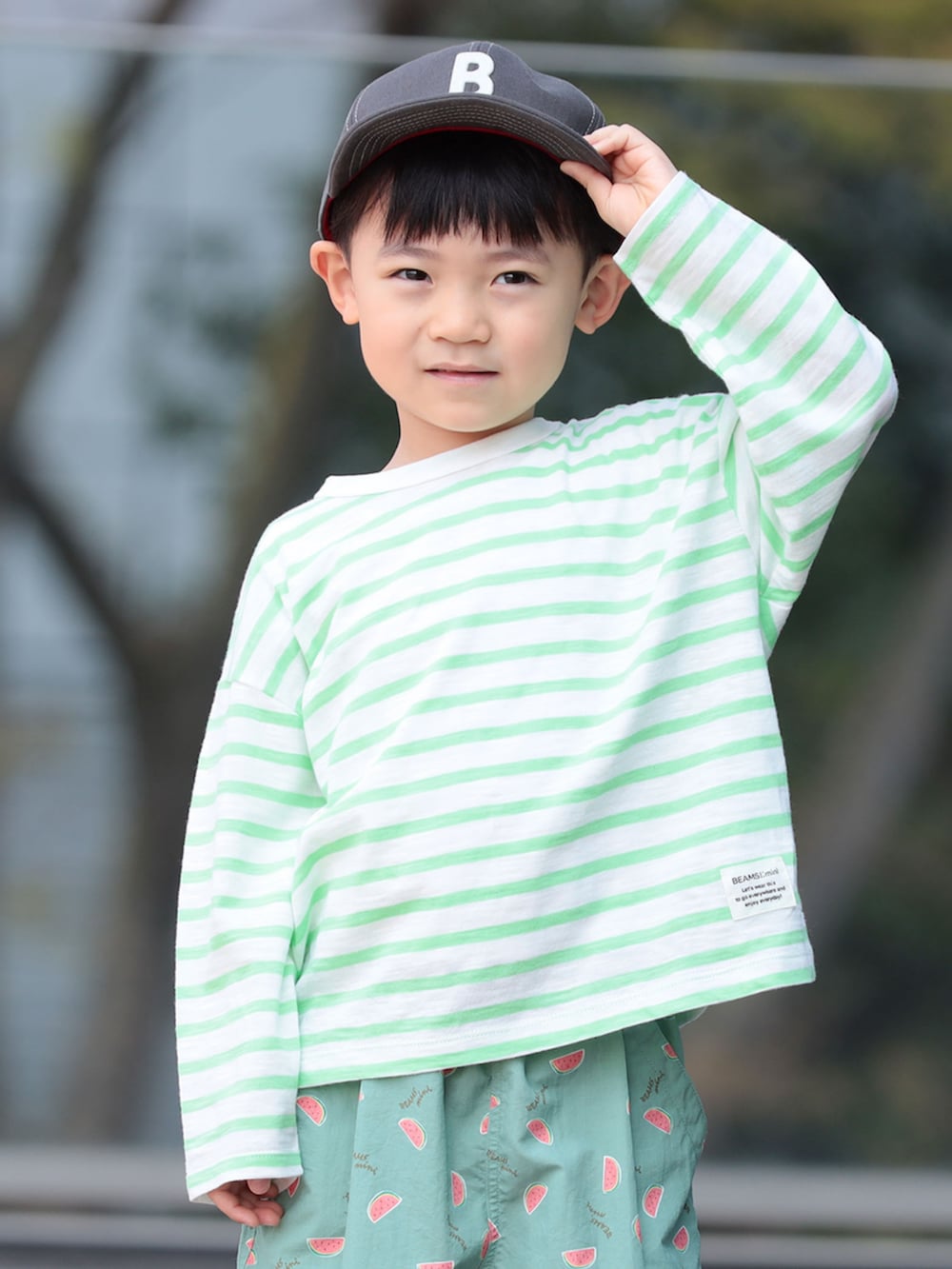 イエロー系のTシャツ/カットソー、グレー系のキャップを着用したキッズの夏コーディネートの3枚目の写真