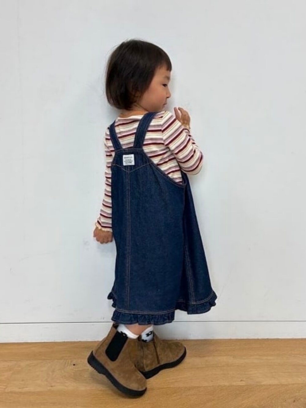 ブルー系のワンピース、ピンク系のTシャツ/カットソーを着用したキッズの夏コーディネートの2枚目の写真