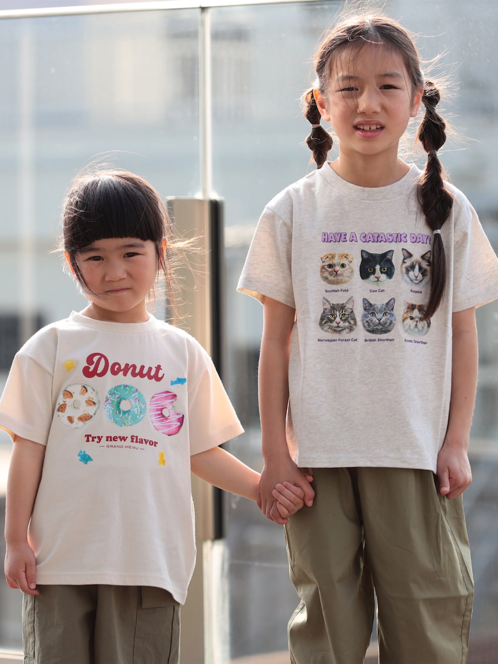 グリーン系のその他パンツ、ホワイト系のTシャツ/カットソー、ベージュ系のTシャツ/カットソーを着用したキッズの夏コーディネートの2枚目の写真