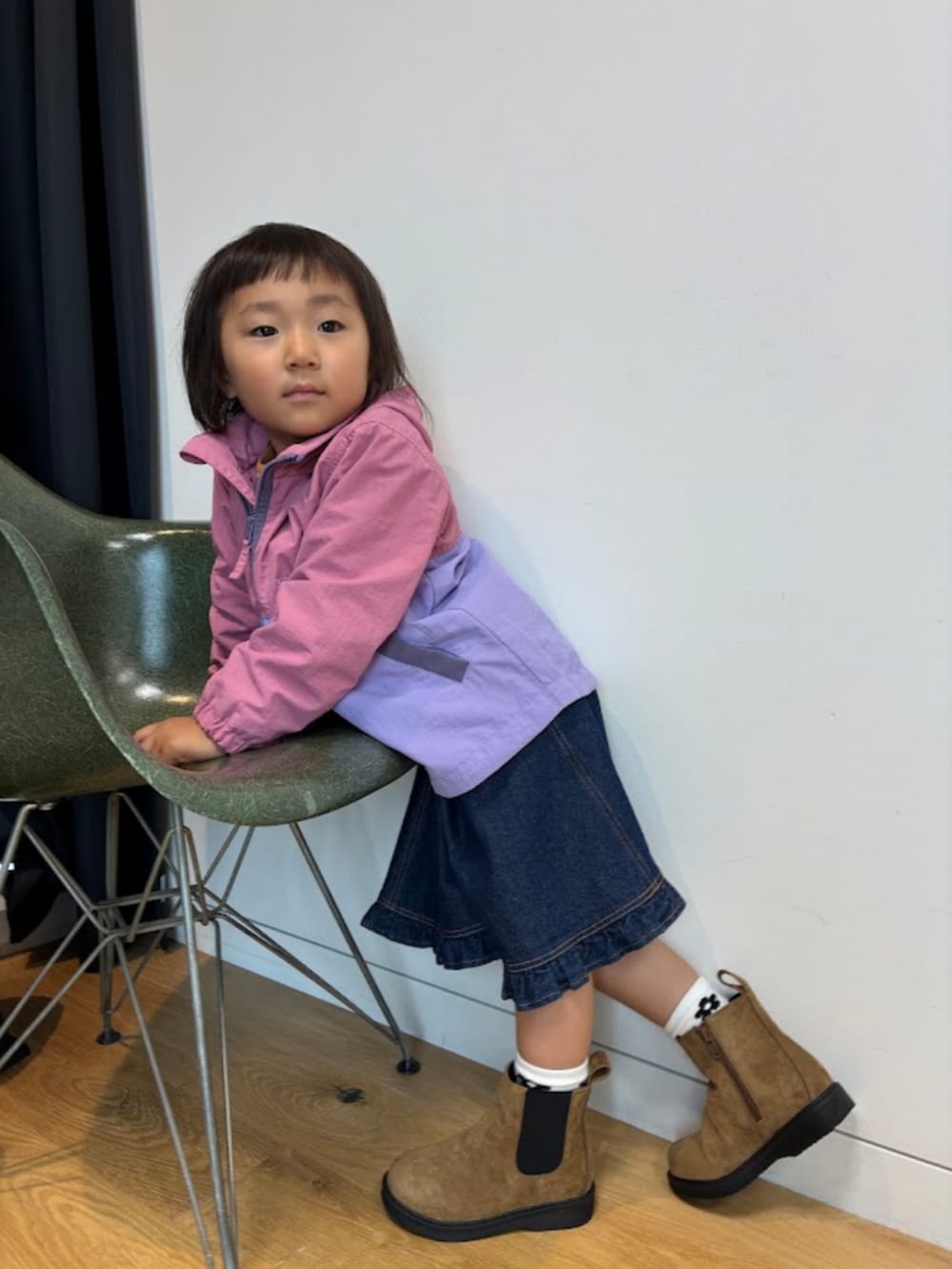 ピンク系のブルゾン、ブルー系のワンピースを着用したキッズの夏コーディネートの2枚目の写真