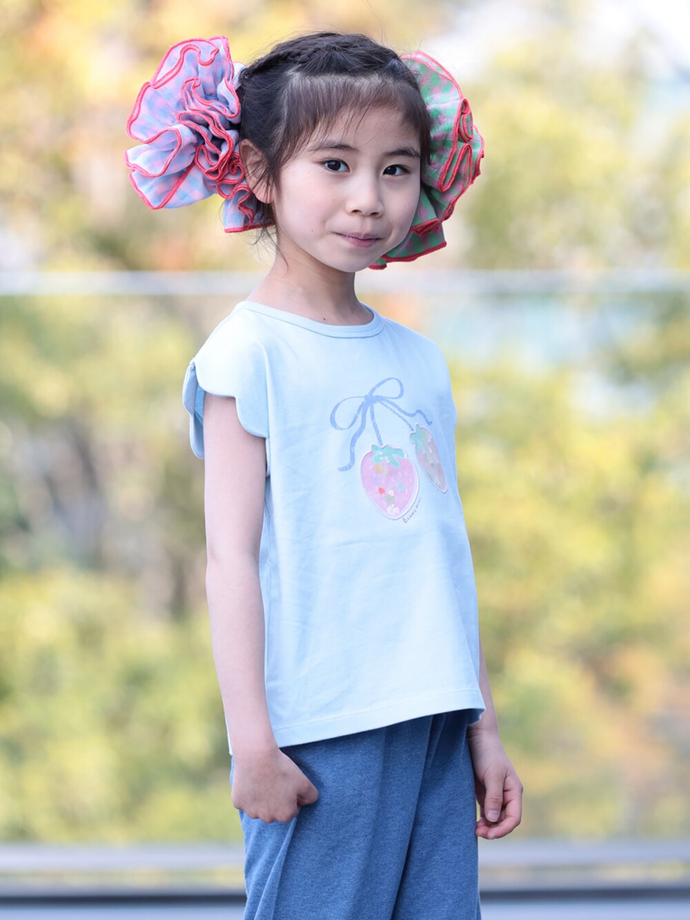 ブルー系のTシャツ/カットソー、ブルー系のその他パンツを着用したキッズの夏コーディネートの3枚目の写真
