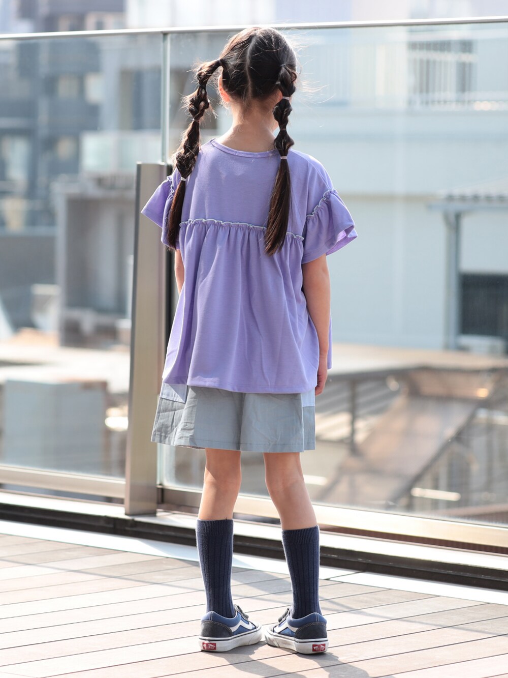 パープル系のTシャツ/カットソー、ブルー系のスカートを着用したキッズの夏コーディネートの2枚目の写真