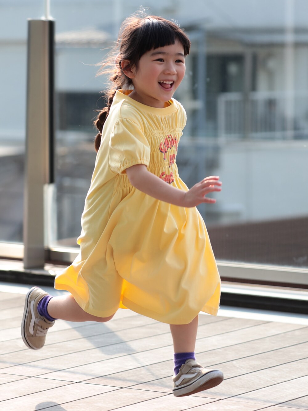 イエロー系のワンピースを着用したキッズの春コーディネートの3枚目の写真