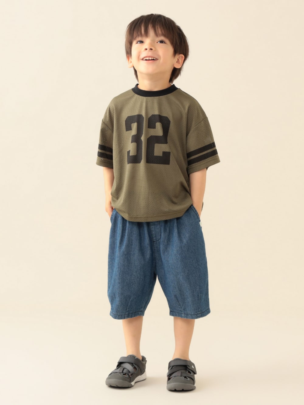 グリーン系のTシャツ/カットソー、ブルー系のその他パンツを着用したキッズの夏コーディネートの2枚目の写真