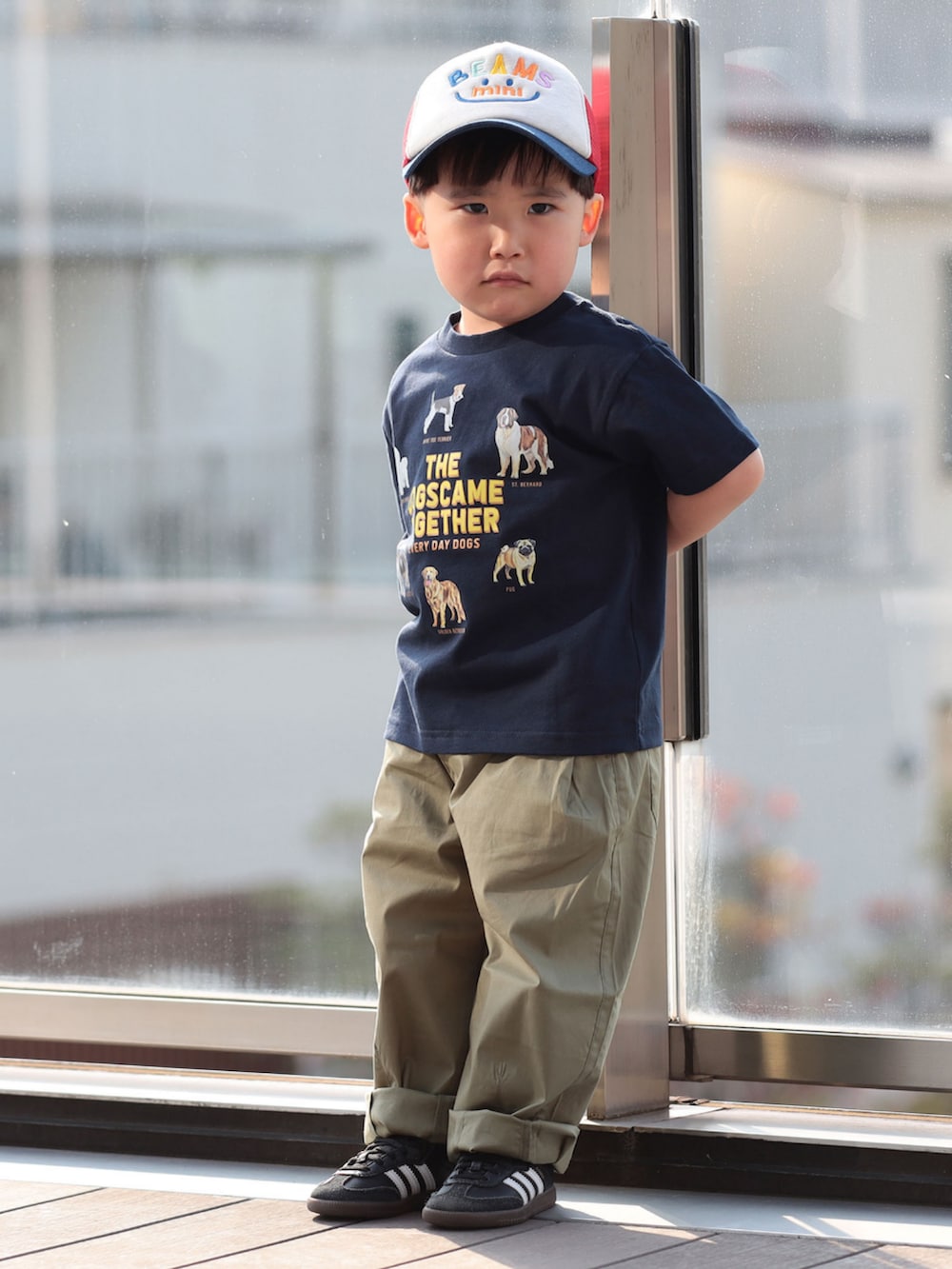 グリーン系のその他パンツ、ブルー系のTシャツ/カットソー、レッド系のキャップを着用したキッズの春コーディネートの3枚目の写真