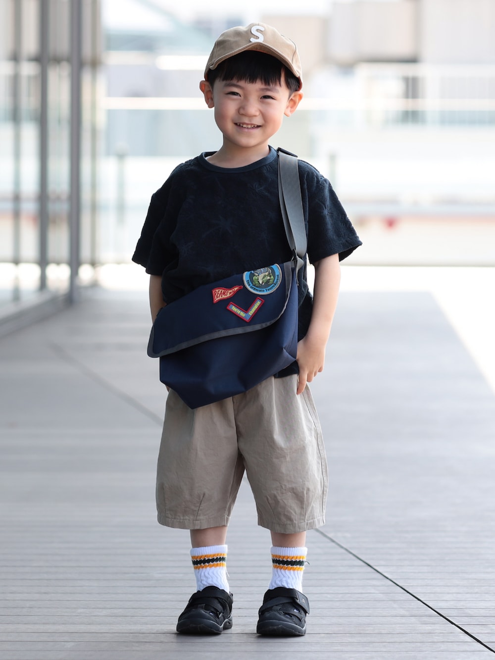ブラウン系のその他パンツ、ブルー系のショルダーバッグ、ブルー系のTシャツ/カットソーを着用したキッズの夏コーディネートの3枚目の写真