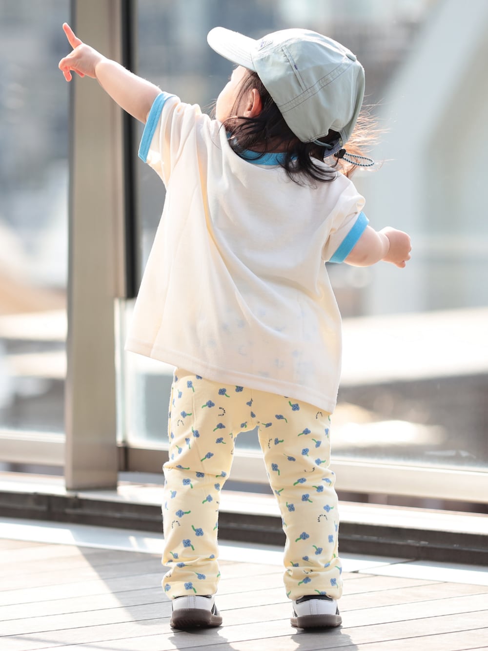 ホワイト系のTシャツ/カットソー、ベージュ系のその他パンツ、グリーン系のキャップを着用したキッズの春コーディネートの2枚目の写真