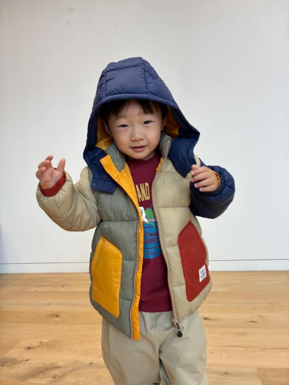 ベージュ系のその他パンツ、レッド系のスウェット、その他のブルゾンを着用したキッズの夏コーディネートの3枚目の写真