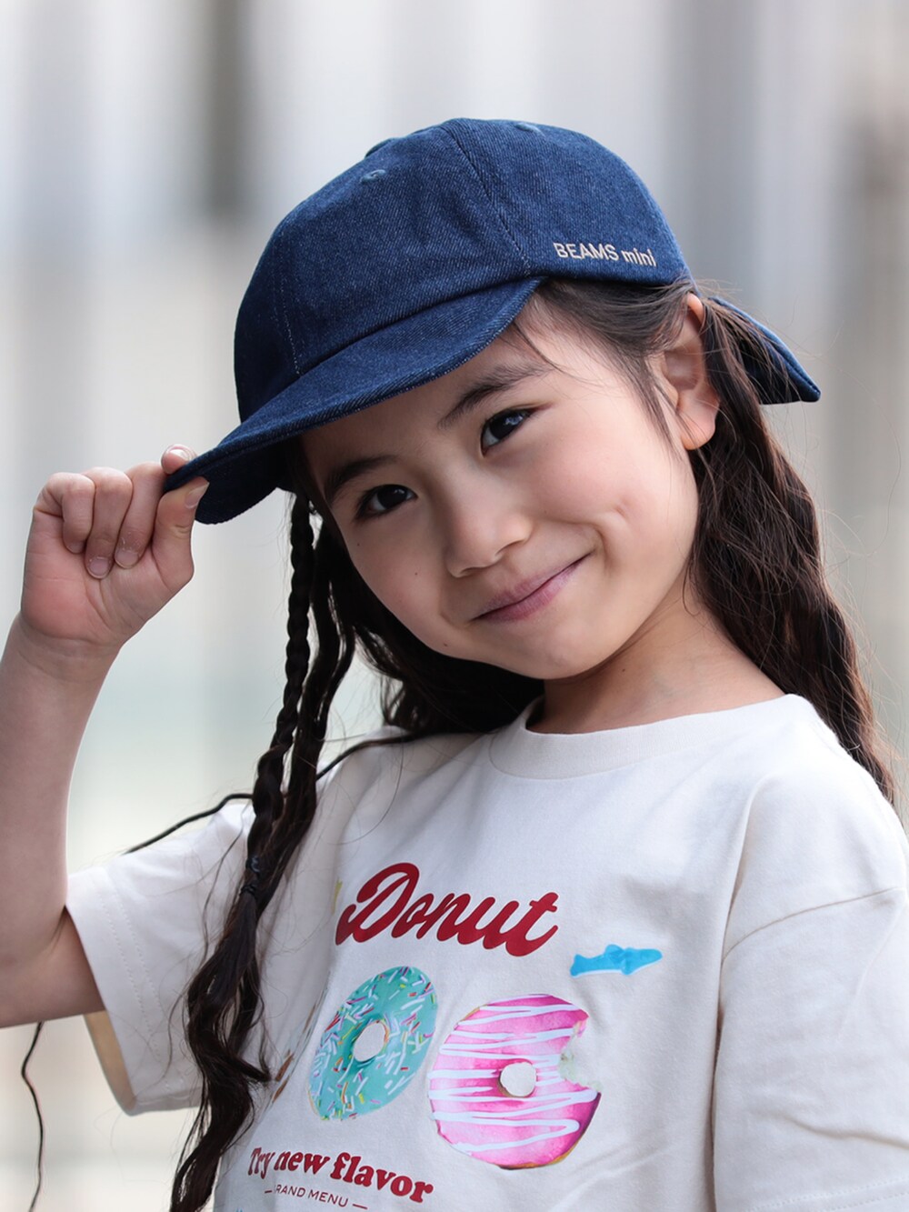 ホワイト系のTシャツ/カットソー、ブルー系のその他パンツ、ブルー系のハットを着用したキッズの夏コーディネートの4枚目の写真