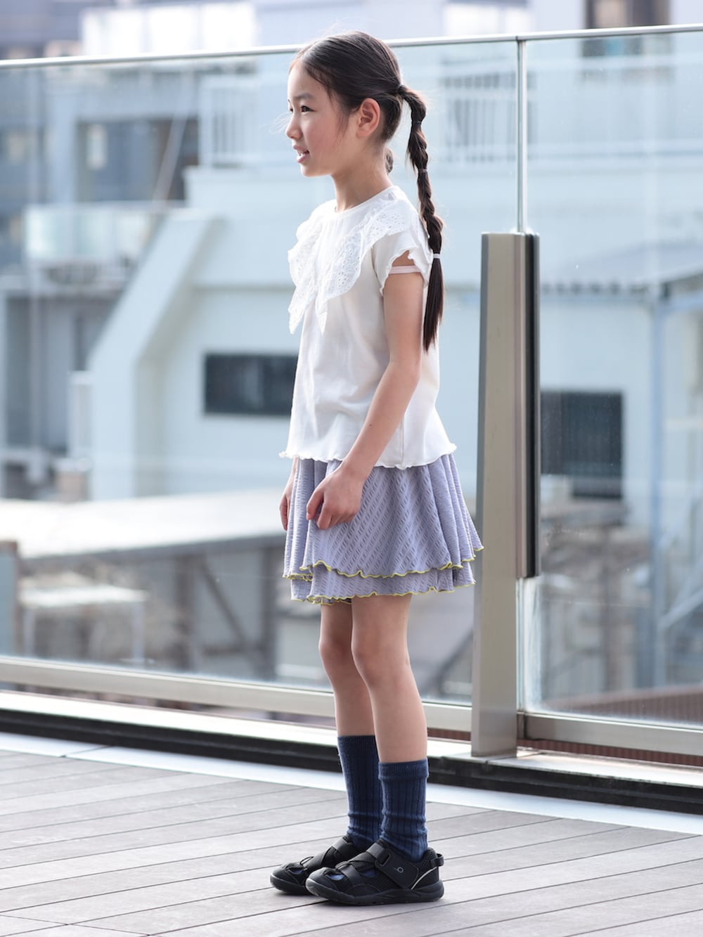 ホワイト系のTシャツ/カットソー、パープル系のスカートを着用したキッズの夏コーディネートの3枚目の写真