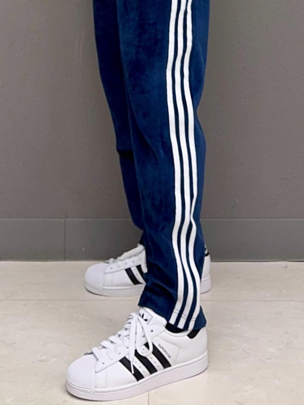 アディダス ベルベット ジャージパンツ ネイビー アディダス ベルベット ジャージパンツ ネイビー 公式