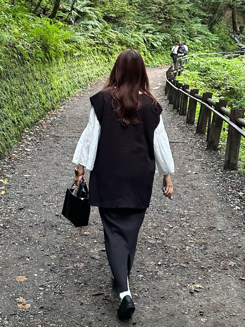 「秋っぽコーデ更新中、オトナカジュアル、シンプルスタイル、#秋コーデ、きれいめコーデ、秋、旅行、旅行コーデ、きれいめカジュアル、キレイめ」｜「GRLのアイテム（ベスト、ブラック系）」を使った、ｻｷさん（レディース・156cm）の秋コーディネートの3枚目の写真