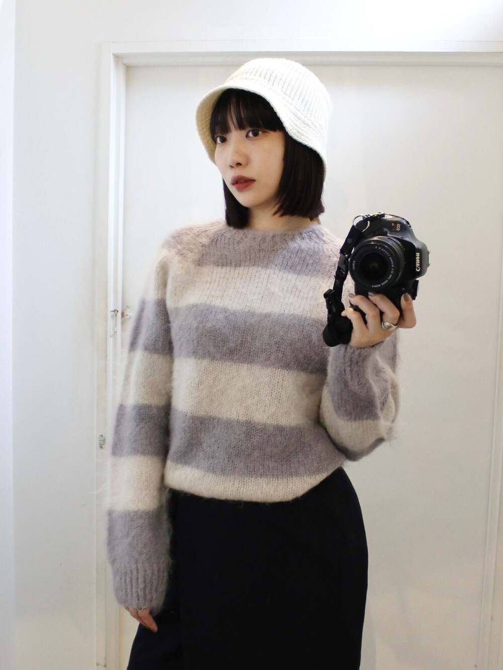 ブラック系のブーツ、ブルー系のスカートを着用したレディースの冬コーディネートの2枚目の写真