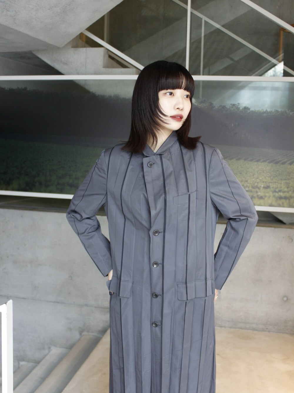 グレー系のその他アウターを着用したレディースの秋コーディネートの3枚目の写真