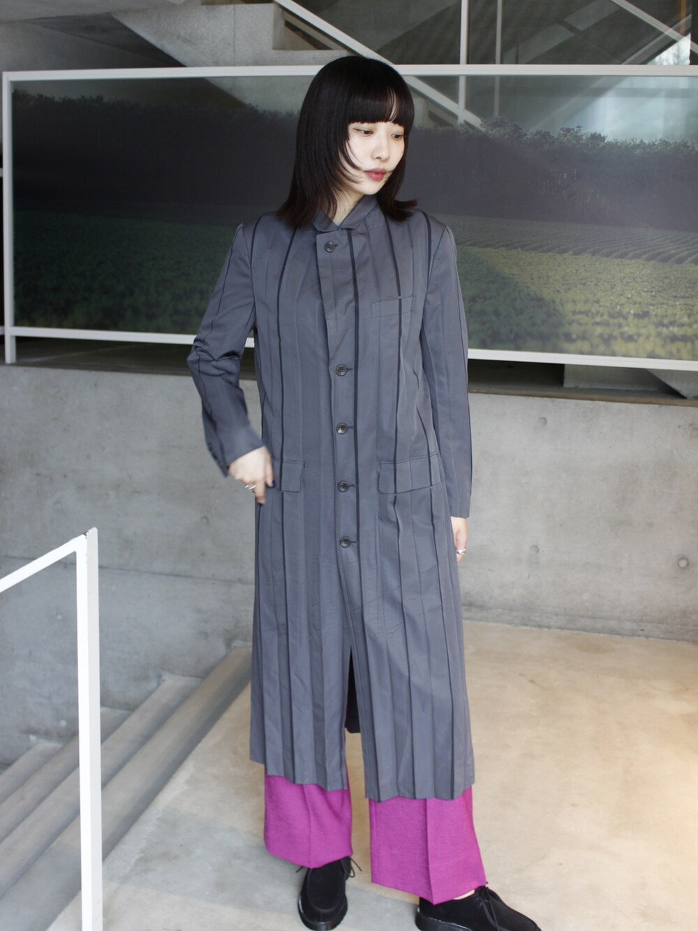 グレー系のその他アウターを着用したレディースの秋コーディネートの2枚目の写真