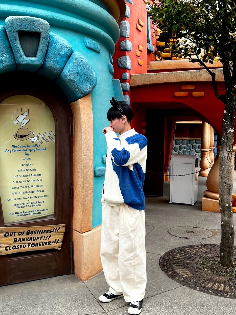 「おしゃれさんと繋がりたい、デニムパンツ、ニットセーター、春コーデ、ディズニーコーデ、シンプル、韓国ファッション、白シャツ」｜「Leath.offcialのアイテム（ニット/セーター、ブルー系）」を使った、newszoneさん（メンズ・170cm）の夏コーディネートの2枚目の写真