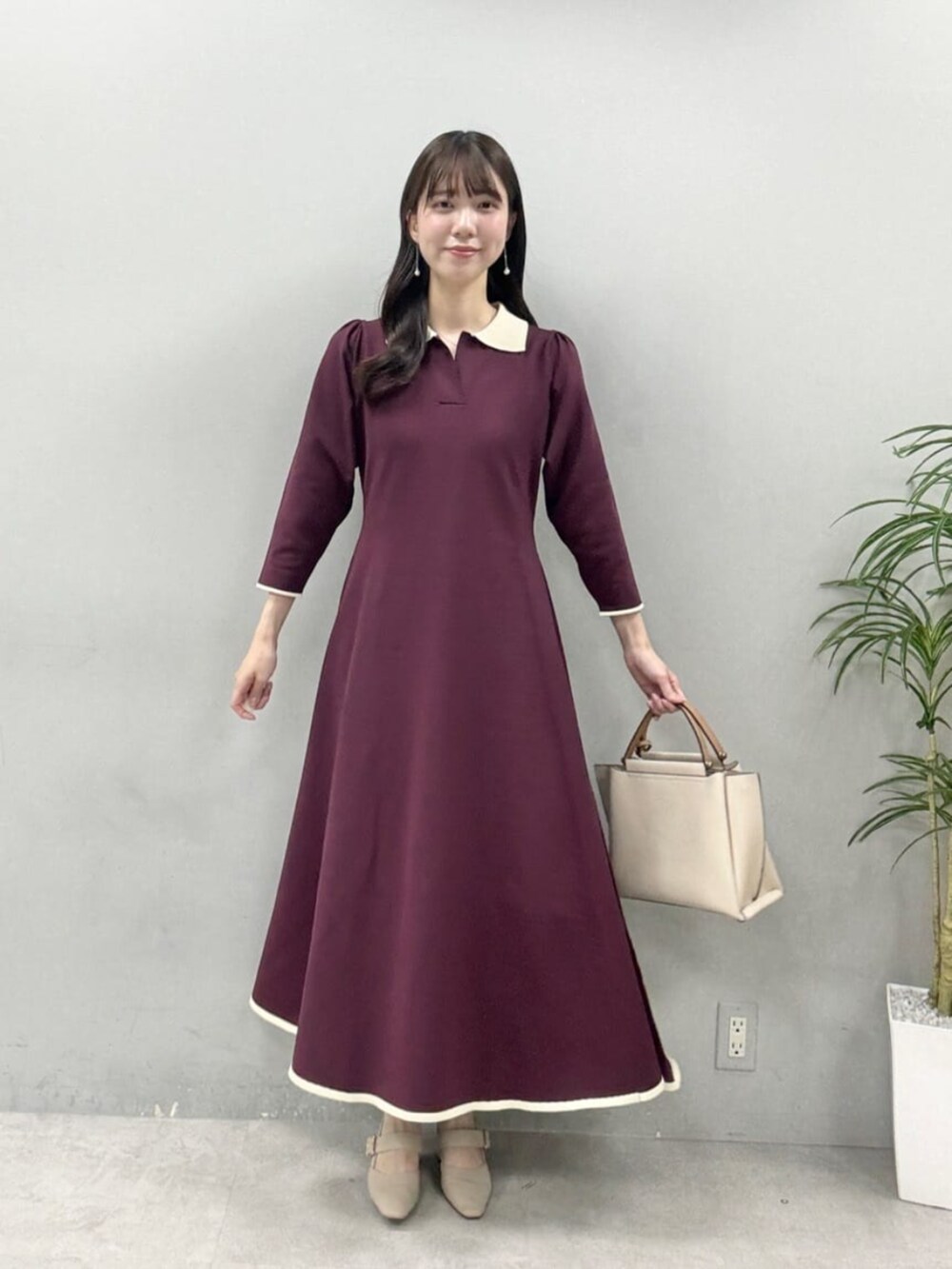 ブラック系のワンピース、レッド系のワンピースを着用したレディースの夏コーディネートの3枚目の写真