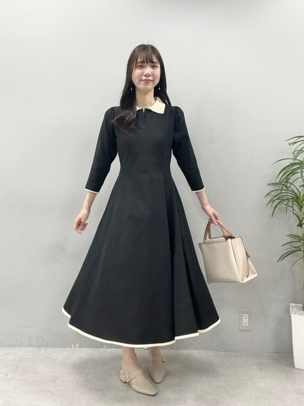 ブラック系のワンピース、レッド系のワンピースを着用したレディースの夏コーディネートの2枚目の写真