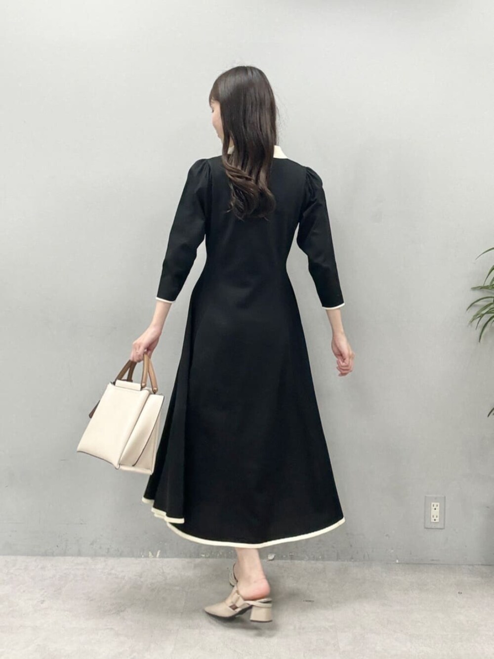 ブラック系のワンピース、レッド系のワンピースを着用したレディースの夏コーディネートの6枚目の写真